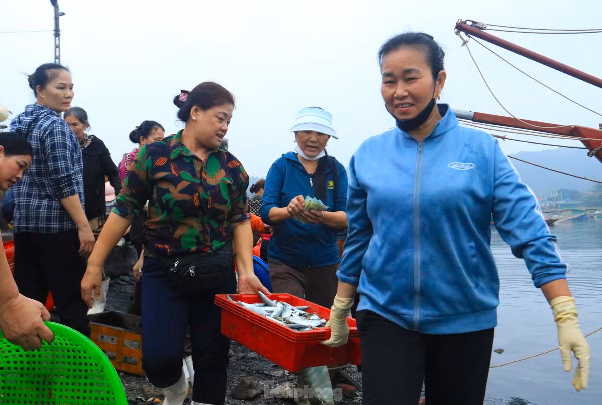 Các tiểu thương vui mừng vì thu mua được những giỏ hải sản tươi mang đi bán.