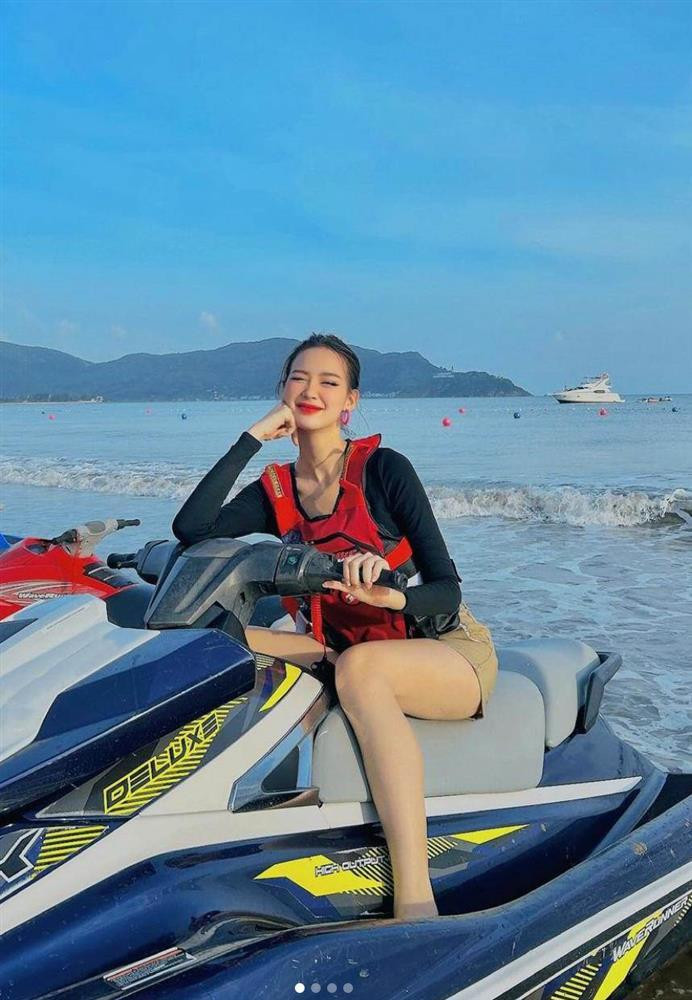 rang phục được nhận định là rất hợp với không khí mùa hè đang đến. Ngoài quần short, cô nàng cũng nhiều lần thả dáng với váy ngắn, đây là item được nhận định là rất phù hợp với các cô nàng chân thon dài và muốn khoe điểm đẹp của bản thân. Hiện tại trên thị trường những thiết kế váy ngắn trên gối hiện nay đều được may xử ký có thêm phầm quần bảo hộ bên trong, giúp các nàng thoải mái mặc mà không sợ những tình huống phô phang.