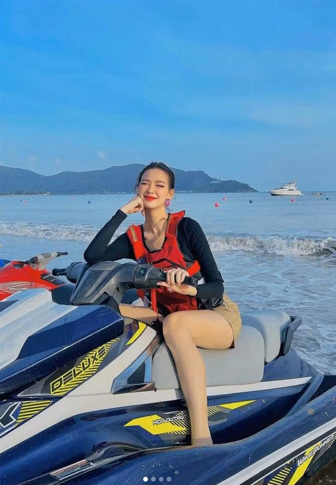 Trang phục được nhận định là rất hợp với không khí mùa hè đang đến. Ngoài quần short, cô nàng cũng nhiều lần thả dáng với váy ngắn, đây là item được nhận định là rất phù hợp với các cô nàng chân thon dài và muốn khoe điểm đẹp của bản thân. Hiện tại trên thị trường những thiết kế váy ngắn trên gối hiện nay đều được may xử ký có thêm phầm quần bảo hộ bên trong, giúp các nàng thoải mái mặc mà không sợ những tình huống phô phang.