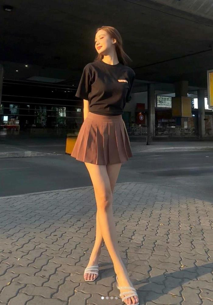 ô thả dáng rất đẹp với combo áo thun và chân váy ngắn.