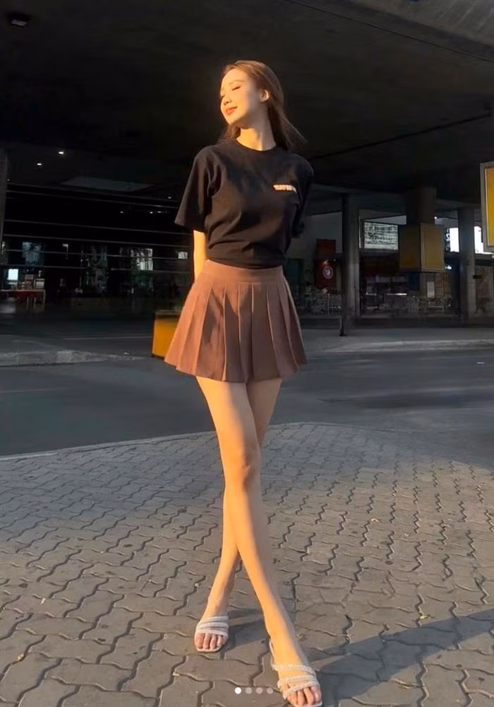 Cô thả dáng rất đẹp với combo áo thun và chân váy ngắn.