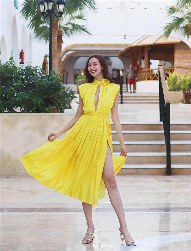 hững kiểu váy dài cũng là cách rất hay để Bảo Ngọc khoe được đôi chân thẳng tắp của mình. Từ trang phục dạo phố đến đầm dạ hội đều thường có đường xẻ cao, việc này không chỉ giúp người mặc tôn dáng mà còn dễ dàng di chuyển hơn.