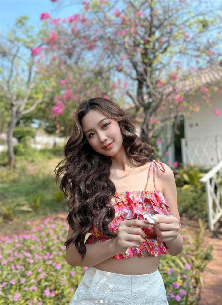 Với cương vị một hoa hậu quốc tế, Bảo Ngọc thường xuyên di chuyển đến nhiều thành phố, vùng đất mới, khâu thời trang của cô từ đó cũng được biến chuyển, vẫn khoe được vóc dáng đẹp mà vẫn phải chừng mực, tránh hình ảnh phô phang, phản cảm. Đặc biệt, biết rõ lợi thế của mình là chiều cao 1,85m cùng đôi chân dài thẳng tắp, cô nàng thường xuyên chọn diện những trang phục phù hợp để tôn lên điểm đẹp "báu vật" này. Đơn cử mới đây, cô nàng nhận về nhiều lời khen với combo áo croptop in họa tiết nổi bật mix cùng quần short tôn dáng hợp với không khí mùa hè.