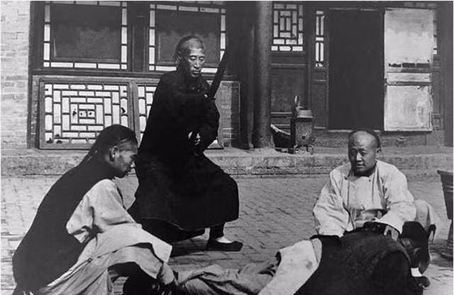 Hinh phat khien phu nu trieu Thanh chi muon chon tu sat