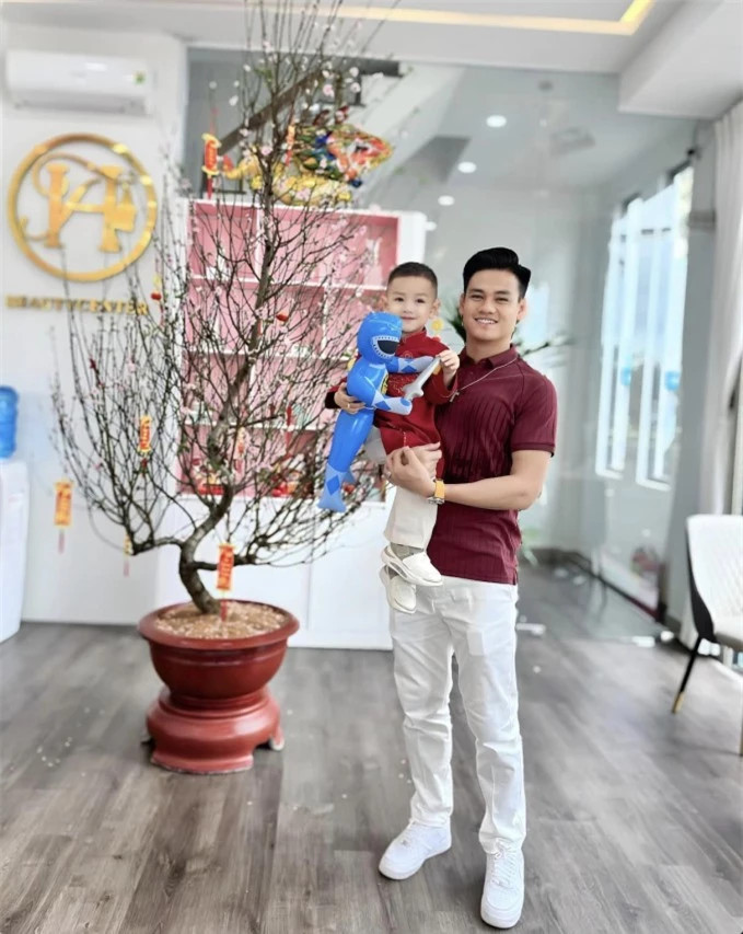 Tấn Tài trong năm 2023 không mấy suôn sẻ trong sự nghiệp nên anh hy vọng năm 2024 công việc sẽ thuận lợi hơn.