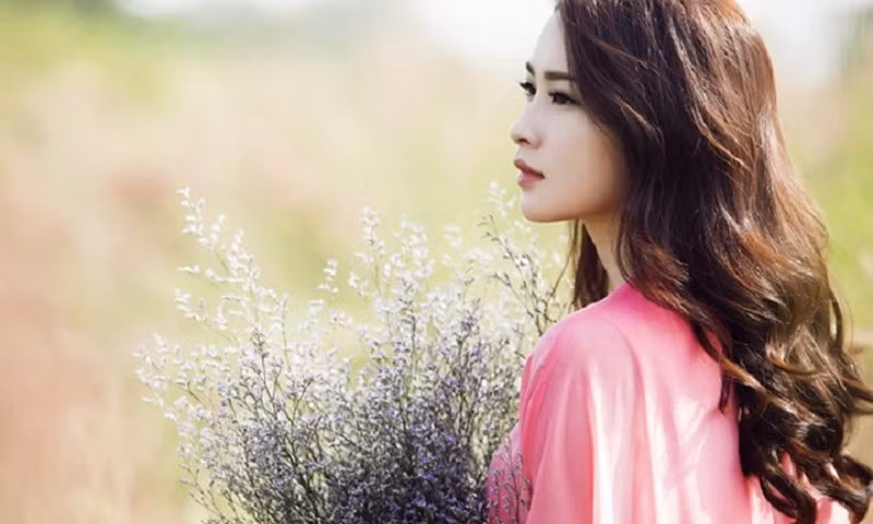 Những người phụ nữ này cực kỳ thanh lịch, chẳng cần trang điểm nhiều mà vẫn vô cùng xinh đẹp.