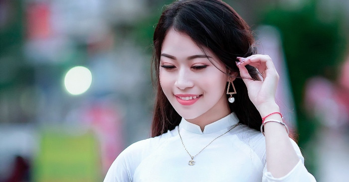  Khi nói chuyện, bạn cần thể hiện sự khôn ngoan, thông minh của người phụ nữ. Những người phụ nữ có tu dưỡng thì họ chẳng cần nói nhiều, họ chỉ nói đúng lúc, đúng chỗ.