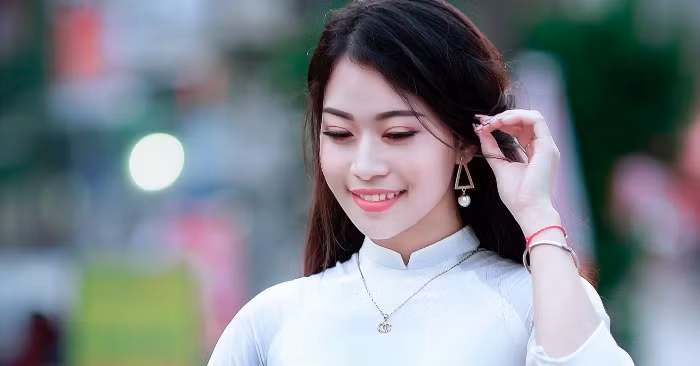  Khi nói chuyện, bạn cần thể hiện sự khôn ngoan, thông minh của người phụ nữ. Những người phụ nữ có tu dưỡng thì họ chẳng cần nói nhiều, họ chỉ nói đúng lúc, đúng chỗ.