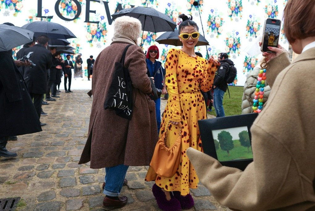 Bộ trang phục tông vàng khi đi dự show Loewe của Quỳnh Anh Shyn là chủ đề nhận được nhiều sự chú ý của giới mộ điệu Việt tuần qua. Trang phục lẫn phụ kiện trị giá hơn 250 triệu đồng. Khi Quỳnh Anh Shyn xuất hiện, nhiều fan quốc tế đã hò reo vì vẻ ngoài quá nổi bật của cô. Lối phối đồ này cũng giúp cô lọt vào danh sách mặc đẹp nhất tại Tuần lễ thời trang Paris do tạp chí Vogue bình chọn (Ảnh: Vogue).