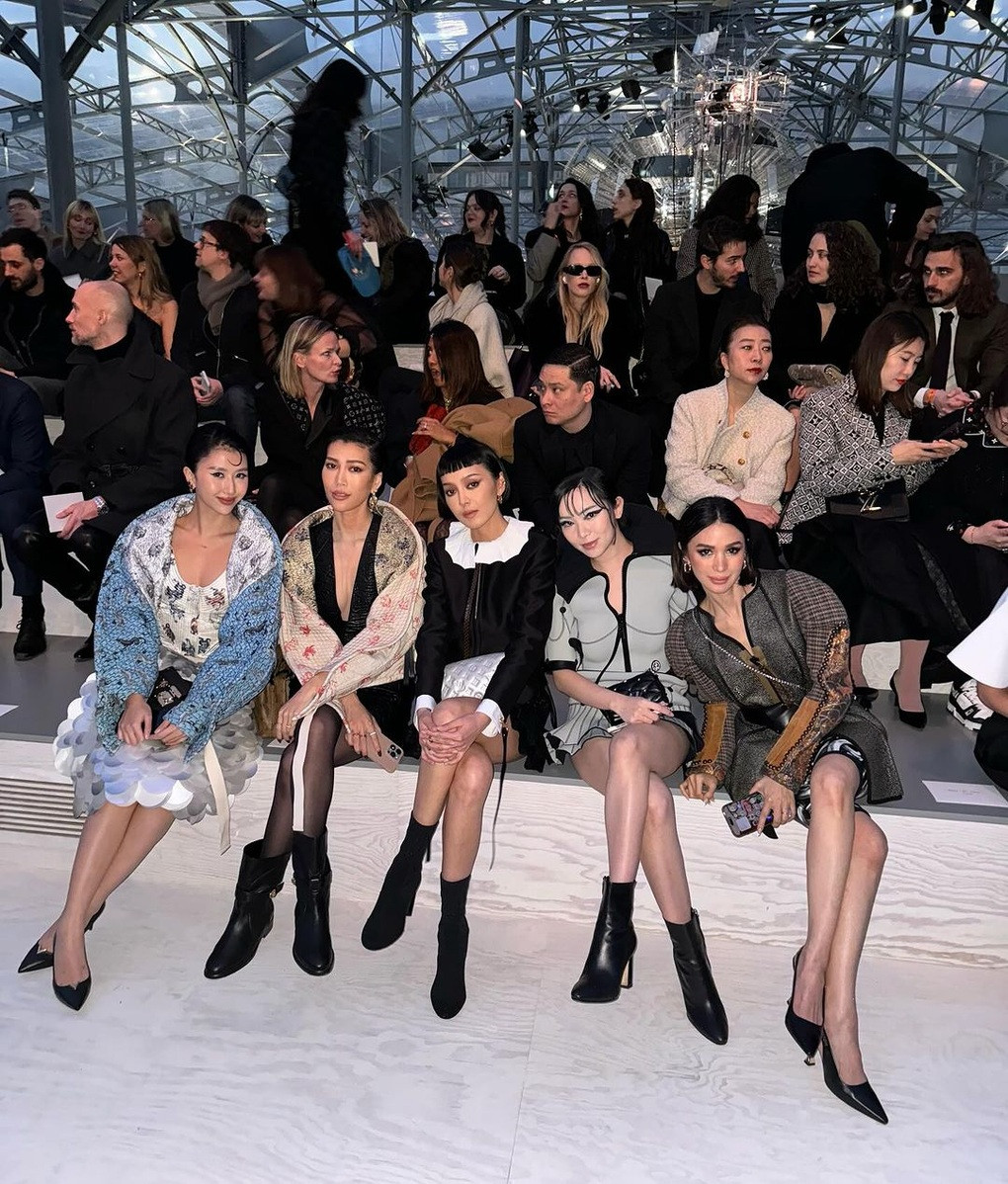 Quỳnh Anh Shyn còn xuất hiện tại front-row (hàng ghế đầu) cùng những đại diện nổi tiếng khác trên thế giới. Show diễn Thu - Đông 2024 của Louis Vuitton đánh dấu kỷ niệm 10 năm làm việc tại nhà mốt của giám đốc sáng tạo Nicolas Ghesquiere. Điều này càng cho thấy sự đãi ngộ đặc biệt của hãng dành cho đại diện duy nhất đến từ Việt Nam (Ảnh: IGNV).