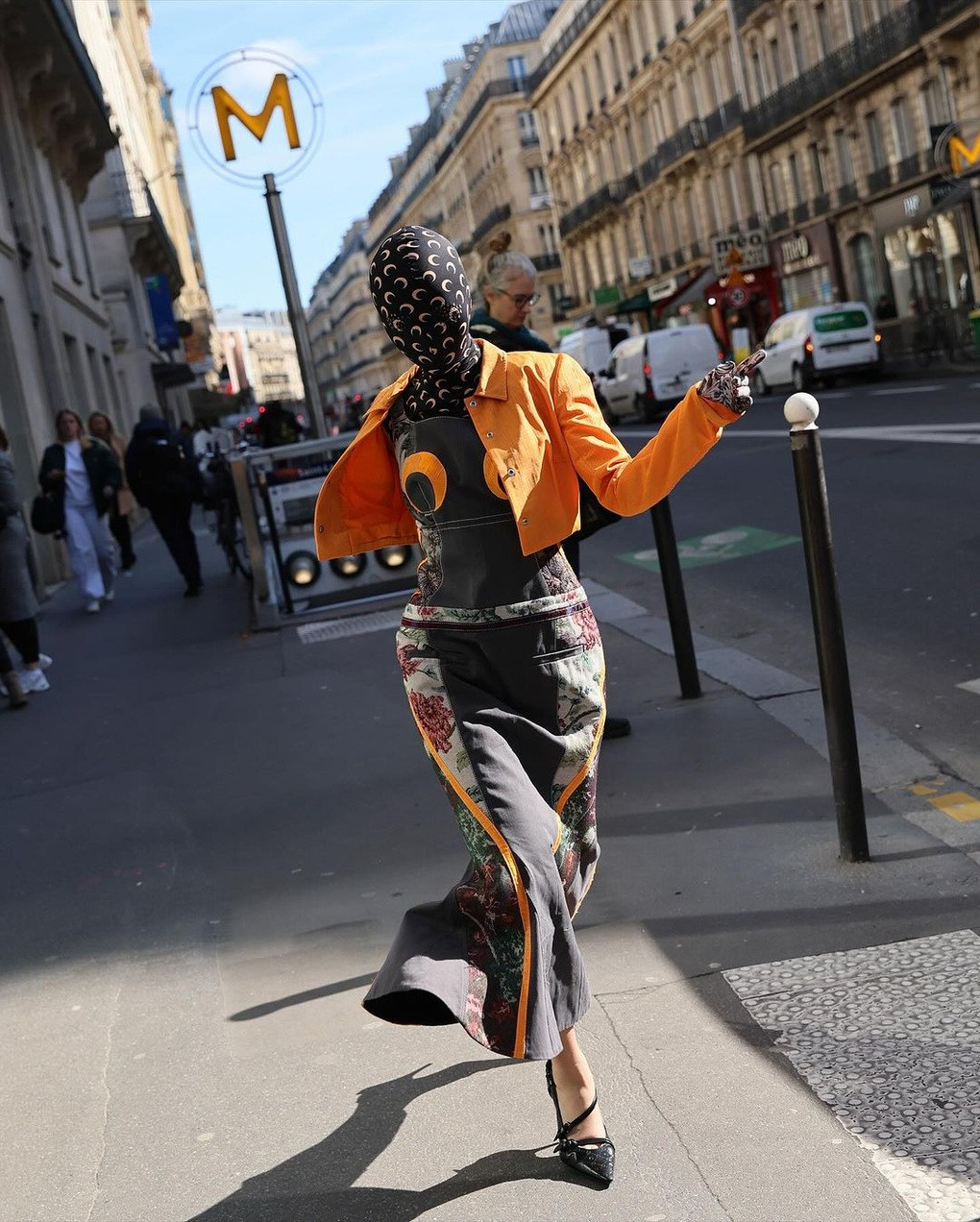 Trước đó, Quỳnh Anh Shyn khiến fan (người hâm mộ) bất ngờ khi trùm kín đầu tại show Marine Serre. Với vẻ ngoài này, cô tiết lộ, bản thân không cần trang điểm nhưng gặp khó khăn trong việc thở. Cô còn nói đùa rằng, mình lấy cảm hứng từ hội chị em "Ninja Lead" ở Việt Nam (Ảnh: IGNV).