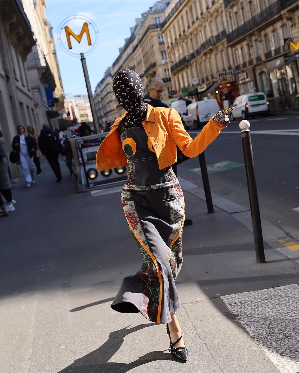 Trước đó, Quỳnh Anh Shyn khiến fan (người hâm mộ) bất ngờ khi trùm kín đầu tại show Marine Serre. Với vẻ ngoài này, cô tiết lộ, bản thân không cần trang điểm nhưng gặp khó khăn trong việc thở. Cô còn nói đùa rằng, mình lấy cảm hứng từ hội chị em "Ninja Lead" ở Việt Nam (Ảnh: IGNV).