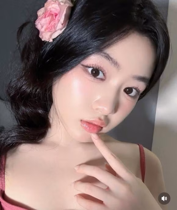 Con gái Quyền Linh gây sốt với loạt ảnh xinh đẹp nức nở.