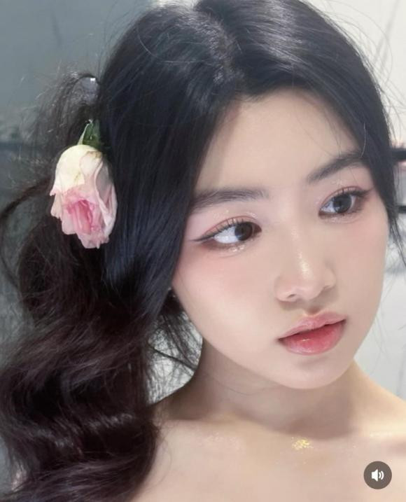 Vào chiều ngày 10/3, trên trang Facebook cá nhân, con gái Quyền Linh đã hé lộ loạt ảnh mới và thu hút đông đảo sự quan tâm từ khán giả. Trong loạt ảnh này, cô nàng gây sốt với visual vô cùng xinh đẹp, thần thái rạng rỡ. Nét đẹp đầy ngọt ngào và trong trẻo của Lọ Lem đã khiến cộng đồng mạng không khỏi ghen tị. Càng ngày, nhan sắc của Lọ Lem cũng càng thăng hạng.