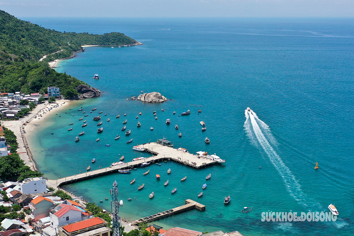 Đây là một cụm đảo gồm 8 hòn đảo nhỏ: hòn Lao, hòn Dài, hòn Tai, hòn Ông, hòn Khô Mẹ, hòn Khô Con, hòn Lá và hòn Mồ. Với tổng diện tích hơn 15km2, trong đó có khoảng 90% là diện tích rừng. Hòn Lao là hòn đảo lớn nhất, nơi tập trung đông dân cư sinh sống và là trung tâm của các hoạt động, dịch vụ.