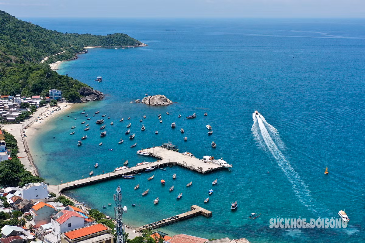 Đây là một cụm đảo gồm 8 hòn đảo nhỏ: hòn Lao, hòn Dài, hòn Tai, hòn Ông, hòn Khô Mẹ, hòn Khô Con, hòn Lá và hòn Mồ. Với tổng diện tích hơn 15km2, trong đó có khoảng 90% là diện tích rừng. Hòn Lao là hòn đảo lớn nhất, nơi tập trung đông dân cư sinh sống và là trung tâm của các hoạt động, dịch vụ.