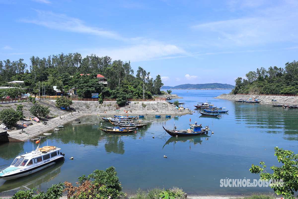 Khu vực neo đậu tàu thuyền đánh cá của ngư dân sau những ngày lênh đênh trên biển.