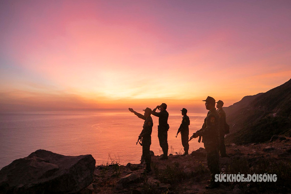 Đến thế kỷ 17, người Việt đến cư trú trên hòn Lao và tập trung chủ yếu ở bãi Làng, sau đó là bãi Hương, dần lập nên làng Tân Hiệp. Trải qua nhiều thế hệ, cư dân tồn lưu, tuy người không đông, diện tích không lớn nhưng cư dân nơi đây đã tạo nên và bảo tồn được nhiều đình, đền, chùa, giếng,… có niên đại lâu đời, nhiều trong số đó mang đậm nền văn hóa Sa Huỳnh và Chăm Pa.