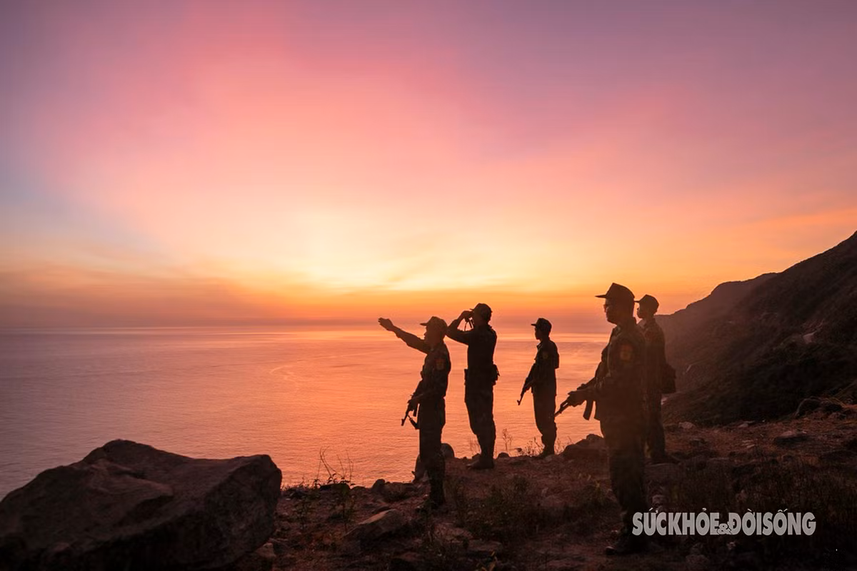 Đến thế kỷ 17, người Việt đến cư trú trên hòn Lao và tập trung chủ yếu ở bãi Làng, sau đó là bãi Hương, dần lập nên làng Tân Hiệp. Trải qua nhiều thế hệ, cư dân tồn lưu, tuy người không đông, diện tích không lớn nhưng cư dân nơi đây đã tạo nên và bảo tồn được nhiều đình, đền, chùa, giếng,… có niên đại lâu đời, nhiều trong số đó mang đậm nền văn hóa Sa Huỳnh và Chăm Pa.