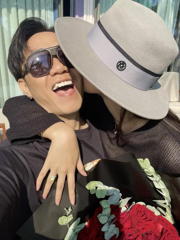 Mới đây, nam diễn viên Anh Đức xả ảnh đẹp như phim với bạn gái kém 12 tuổi và chia sẻ: "Anh đã thấy em thật rạng rỡ bên anh. Và anh cũng vậy". Nhiều người phải khen ngợi và ghen tỵ trước những khoảnh khắc lãng mạn của cặp đôi.