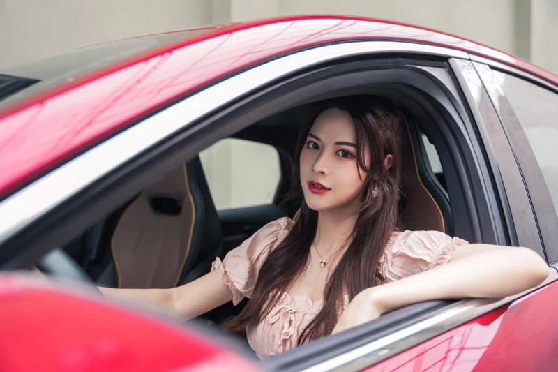 Hot girl khoe than hinh nuot na, nhan sac tua tien nu ben xe hoi-Hinh-3