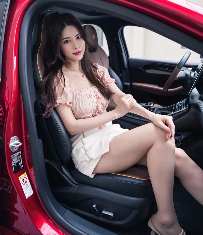 Hot girl khoe than hinh nuot na, nhan sac tua tien nu ben xe hoi-Hinh-11