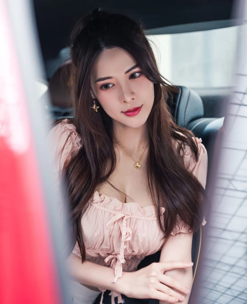 Hot girl khoe than hinh nuot na, nhan sac tua tien nu ben xe hoi-Hinh-7