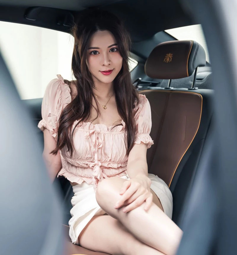 Hot girl khoe than hinh nuot na, nhan sac tua tien nu ben xe hoi-Hinh-8