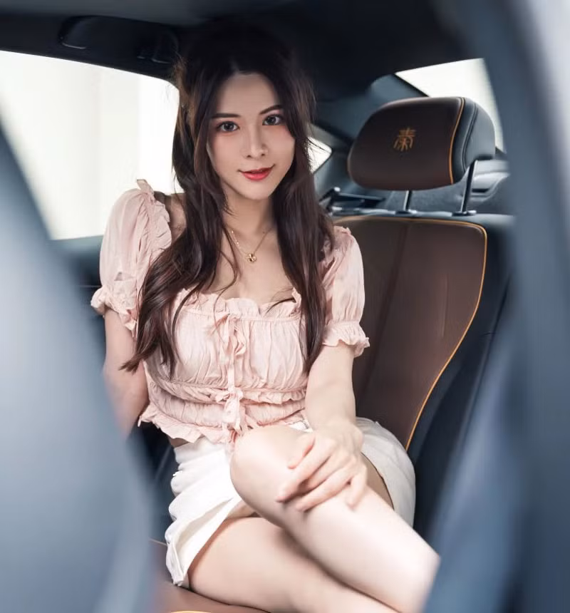 Hot girl khoe than hinh nuot na, nhan sac tua tien nu ben xe hoi-Hinh-8