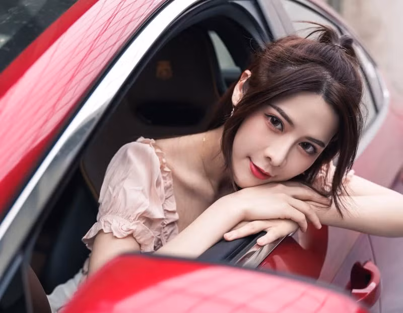 Hot girl khoe than hinh nuot na, nhan sac tua tien nu ben xe hoi-Hinh-5