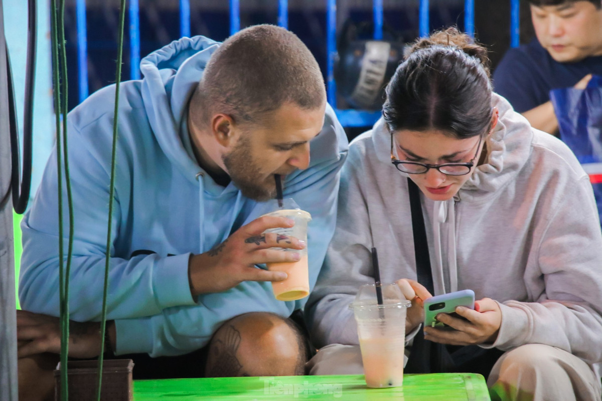 Du khách nước ngoài thích thú trải nghiệm các món ăn, đồ uống đường phố tại các chợ đêm khi đến Đà Nẵng du lịch.