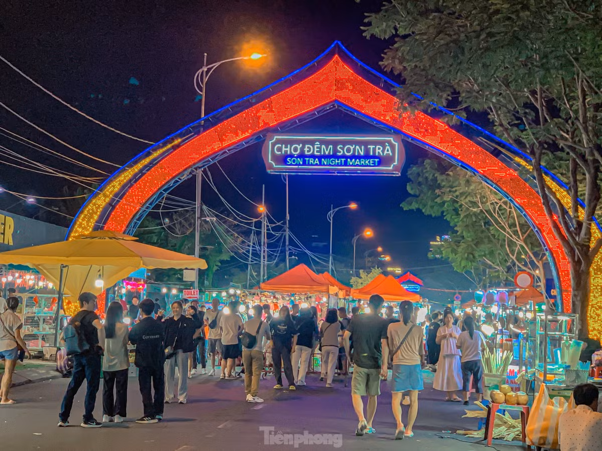 Chợ đêm Sơn Trà thu hút du khách trong và ngoài nước khi đến Đà Nẵng. Chợ đêm này được đưa vào hoạt động từ năm 2018, nằm ngay khu vực bờ đông cầu Rồng là địa điểm du lịch độc đáo của Đà Nẵng về đêm. Những ngày đầu năm, chợ đêm Sơn Trà luôn nhộn nhịp, tấp nập khách.