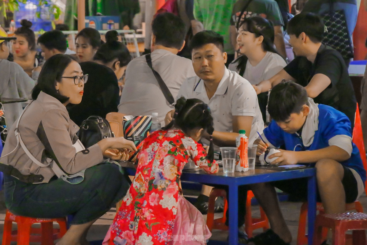 Trong khi đó, tại chợ đêm Helio (quận Hải Châu) cũng thu hút hàng ngàn người dân và du khách. Nhiều gia đình đưa con cái đến vui chơi, thư giãn vào buổi tối.