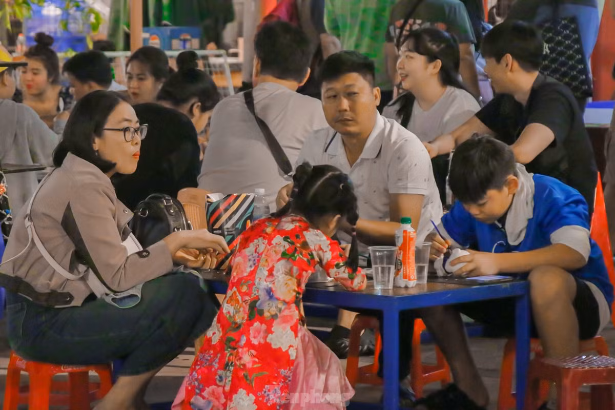 Trong khi đó, tại chợ đêm Helio (quận Hải Châu) cũng thu hút hàng ngàn người dân và du khách. Nhiều gia đình đưa con cái đến vui chơi, thư giãn vào buổi tối.