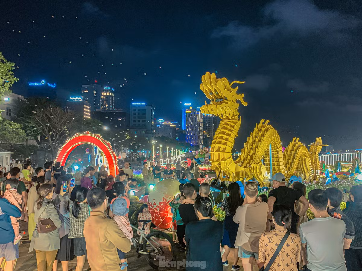 Trong khi đó, đường hoa Tết quanh khu vực quanh Cầu Rồng vẫn đang thu hút lượng lớn người dân và du khách vào mỗi buổi tối. Theo kế hoạch, Đà Nẵng sẽ tập trung toàn bộ linh vật trang trí Tết 2024 và một số tiểu cảnh về khu đất rộng 2,8 ha tại quận Sơn Trà để làm công viên Rồng làm điểm check in cho du khách và người dân.