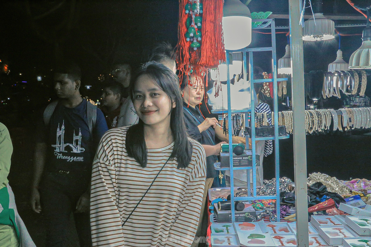 Chị Trịnh Thị Thúy Nga du khách đến từ Đắk Lắk cho biết: Chị rất thích cảm giác được đi bộ thả mình trong dòng người đông đúc. “Đà Nẵng là thành phố đáng sống, người dân ở đây gần gũi, thân thiện nên tôi rất thích. Tôi đã đến đây 2 lần trước đó, được đi dạo, ngắm cảnh đẹp và ăn những món ăn ngon luôn khiến tôi vui vẻ khi đến đây”, chị Nga bày tỏ.