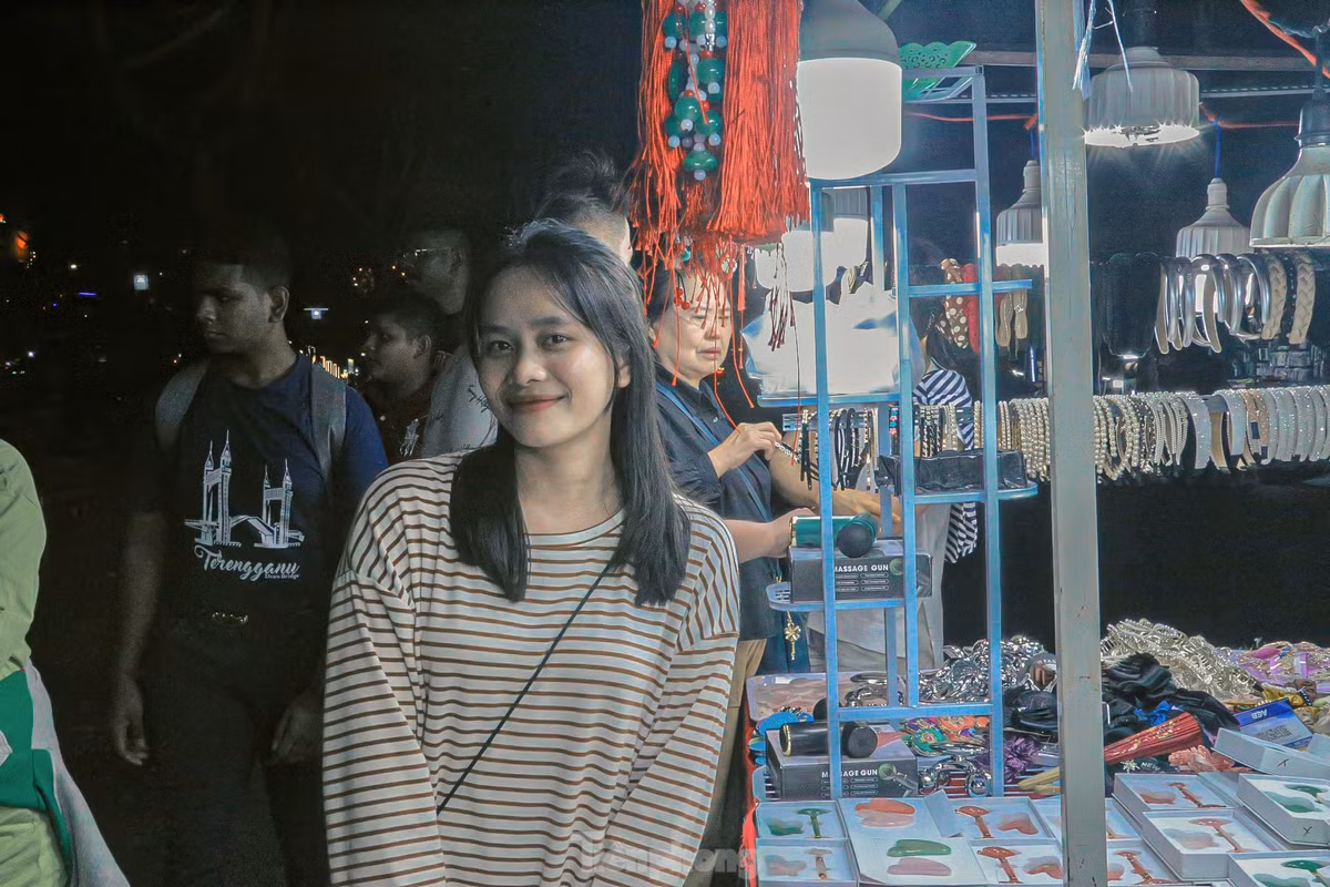 Chị Trịnh Thị Thúy Nga du khách đến từ Đắk Lắk cho biết: Chị rất thích cảm giác được đi bộ thả mình trong dòng người đông đúc. “Đà Nẵng là thành phố đáng sống, người dân ở đây gần gũi, thân thiện nên tôi rất thích. Tôi đã đến đây 2 lần trước đó, được đi dạo, ngắm cảnh đẹp và ăn những món ăn ngon luôn khiến tôi vui vẻ khi đến đây”, chị Nga bày tỏ.