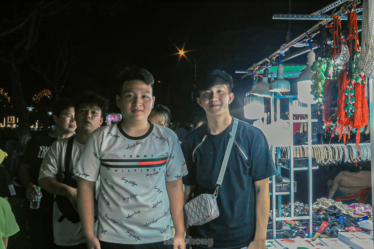 Bạn Phạm Nguyễn Thanh Vinh, sinh viên năm 2 trường ĐH Duy Tân cho biết: Việc đến những nơi đông đúc, nhộn nhịp mang lại cảm giác thoải mái, thư giãn đầu óc nên vẫn thường rủ bạn đi dạo sau những giờ học căng thẳng. "Dạo phố đêm, cùng thưởng thức các món ăn ngon, bổ, rẻ ở chợ đêm sẽ là những kỷ niệm khó quên của đời sinh viên" Vinh nói.