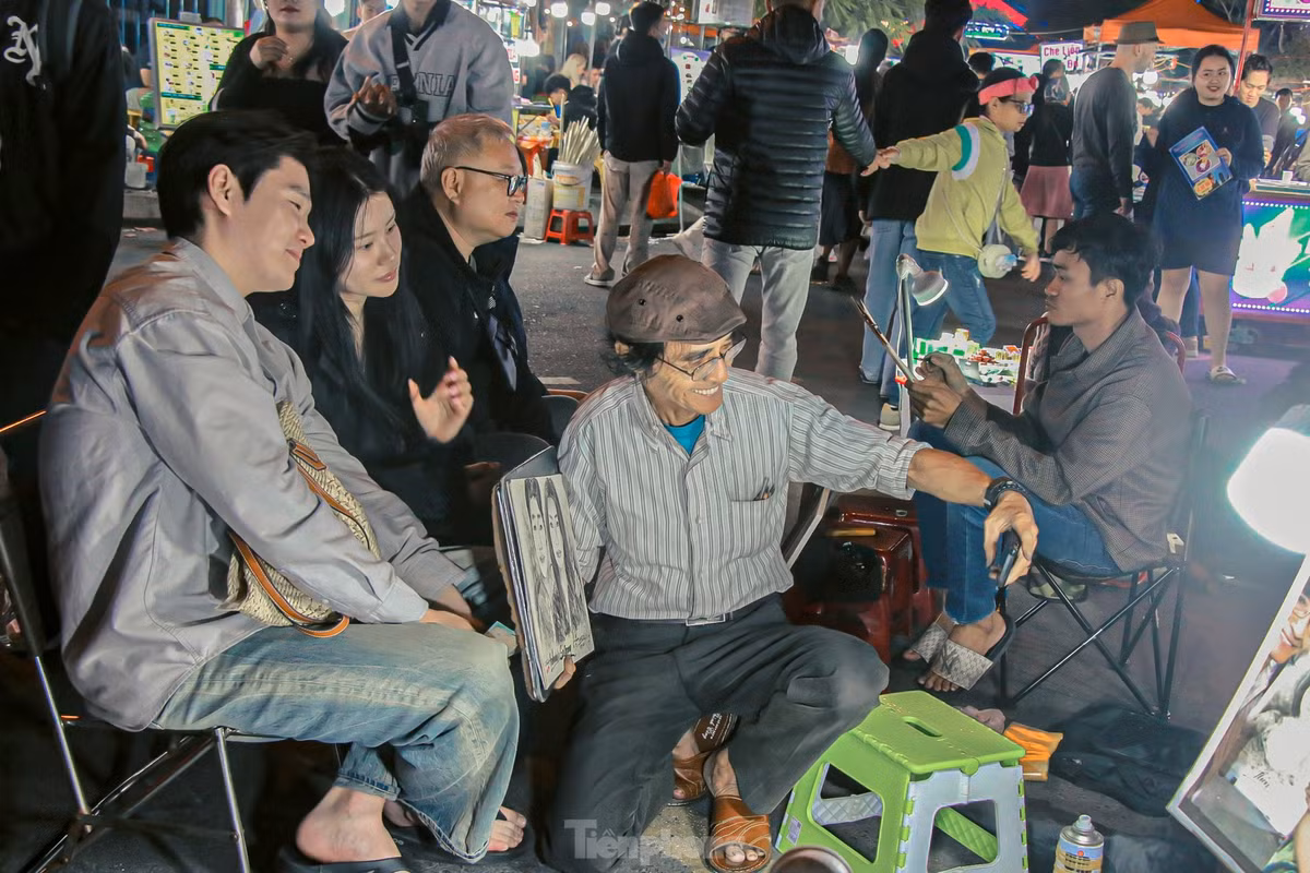 Ký họa chân dung đường phố tại chợ đêm Sơn Trà hút khách. Nhiều cặp đôi cũng tranh thủ cùng nhau lưu giữ kỉ niệm bằng những bức tranh vẽ chính mình tại chợ.