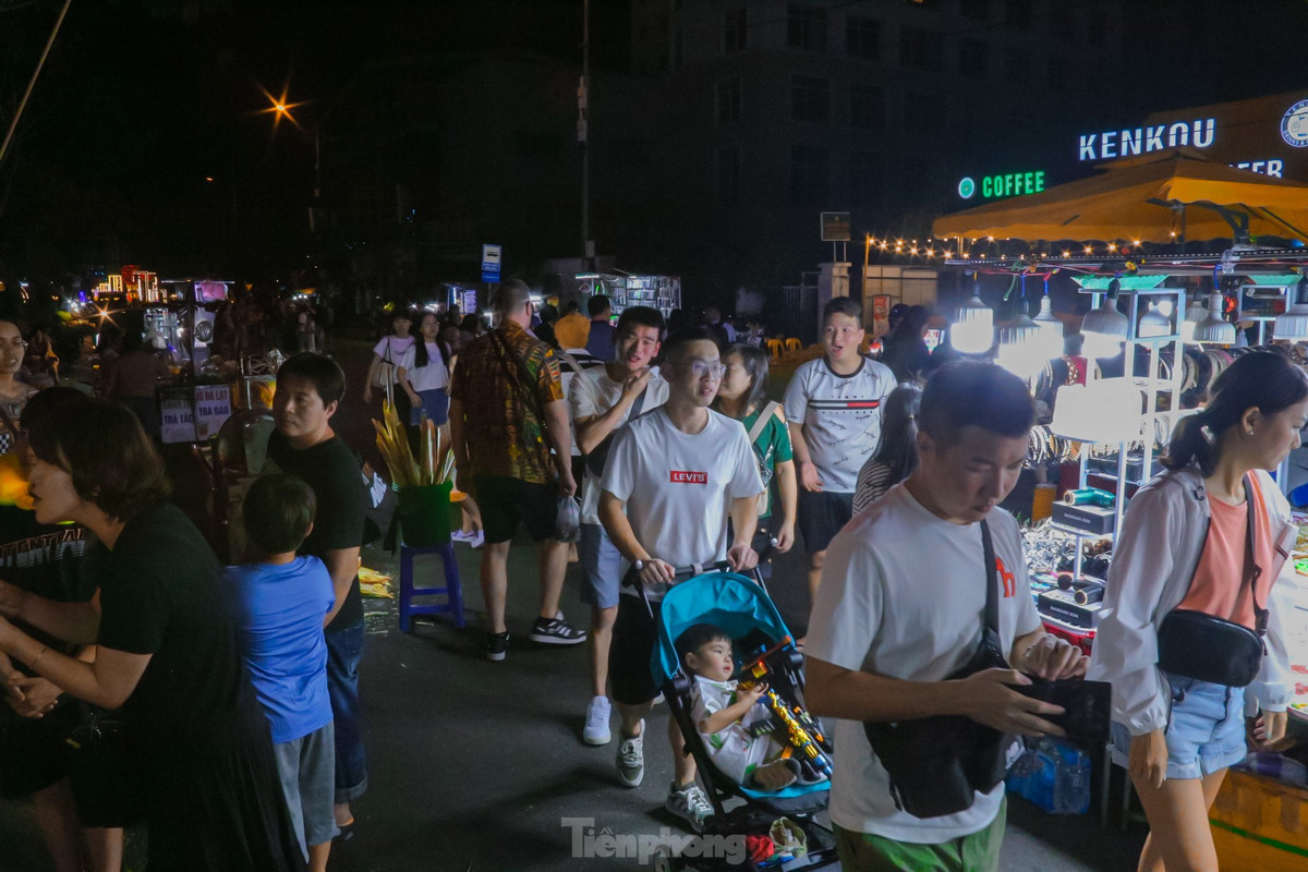 Ghi nhận của phóng viên, tối 22/2, hàng ngàn người dân, du khách đã đổ chợ đêm Sơn Trà để mua sắm, trải nghiệm không gian du lịch đêm và thưởng thức ẩm thực đặc sản Đà Nẵng.