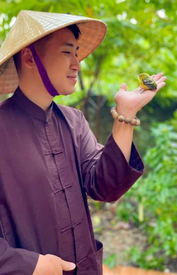 Thuc hu hinh anh vlogger Huy Cung xuong toc xuat gia-Hinh-3