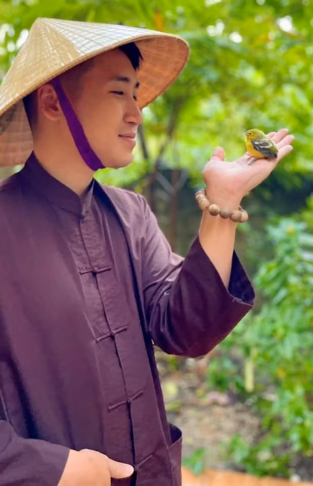 Thuc hu hinh anh vlogger Huy Cung xuong toc xuat gia-Hinh-3