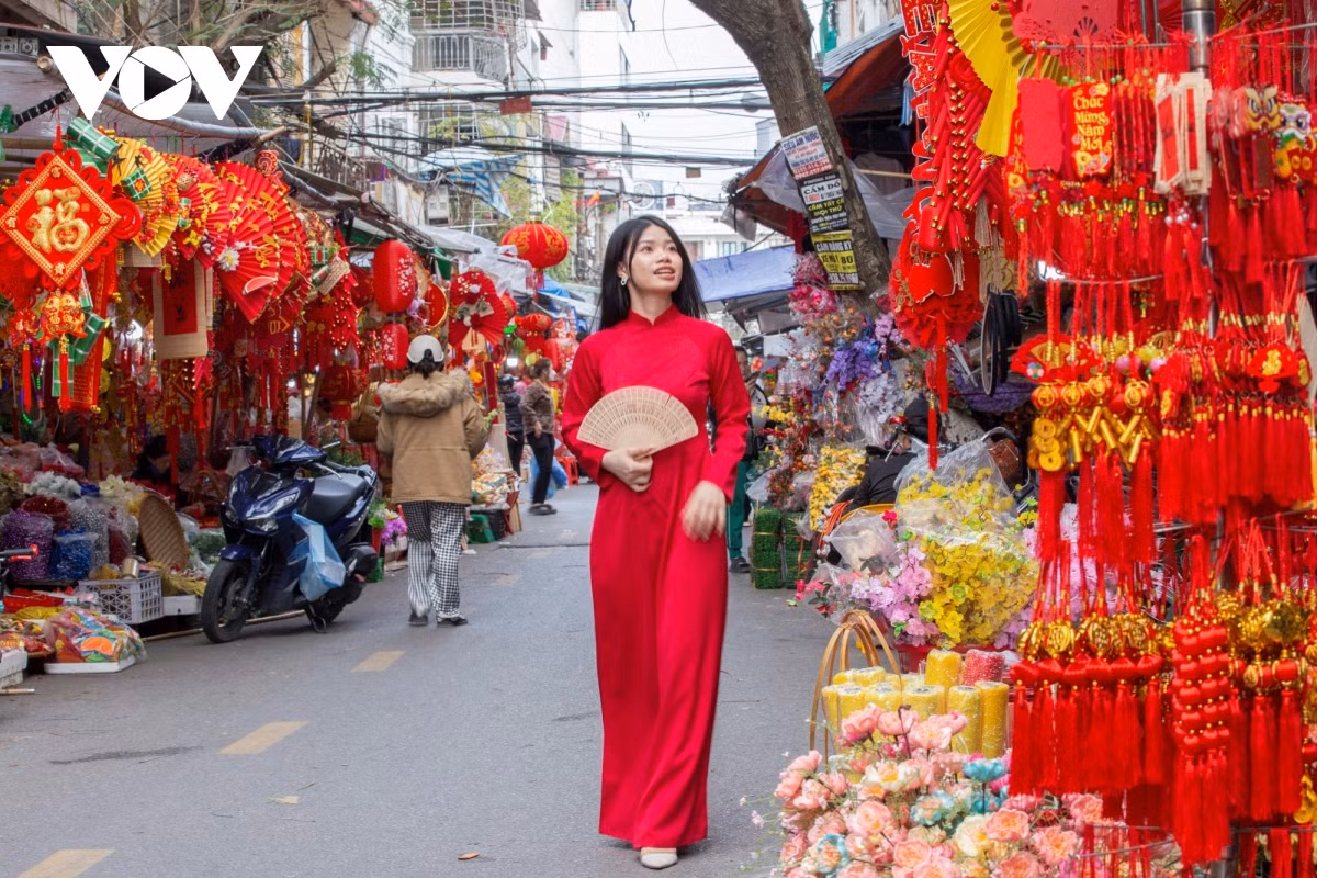 Sắc đỏ từ đèn lồng, phong bao lì xì, đèn nháy và các đồ trang trí... tạo không khí tưng bừng đón Tết