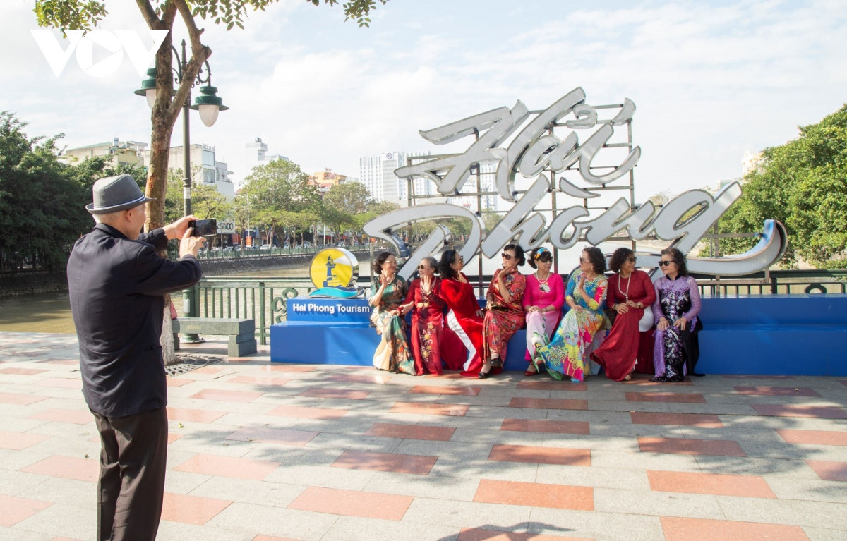 Mô hình check-in ở hồ Tam Bạc cũng thu hút nhiều người dân đến dạo chơi, chụp ảnh