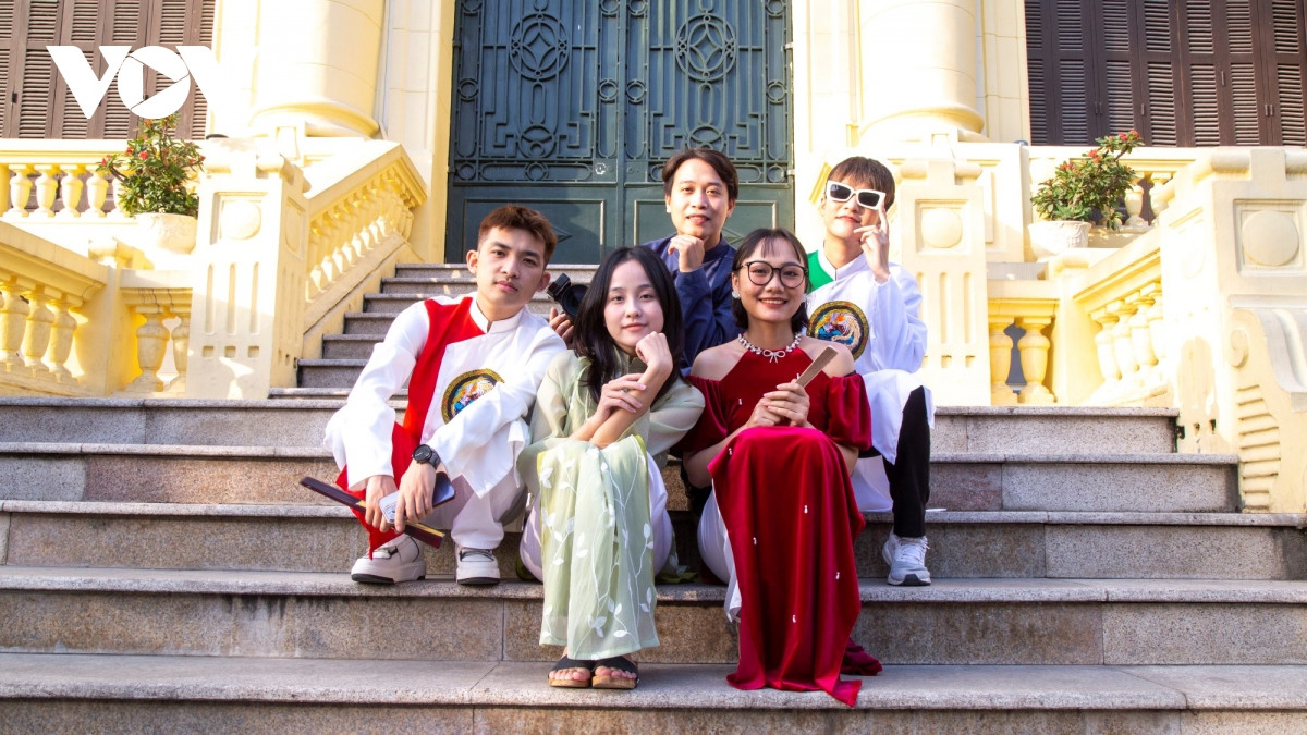 Một số nhóm bạn trẻ khác lựa chọn chụp ảnh phía trước sảnh và khu vực trưng bày các hiện vật ở bảo tàng Hải Phòng