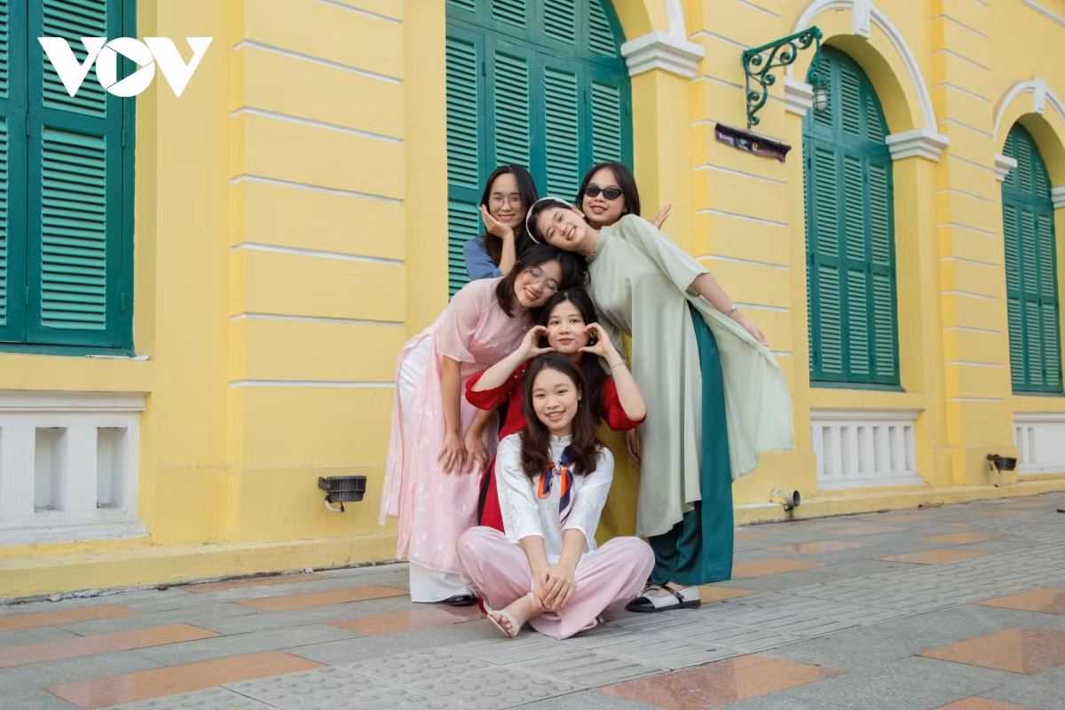 Không chỉ chụp những bộ ảnh duyên dáng, nhiều nhóm bạn trẻ tinh nghịch với các dáng độc đáo, theo "trend". "Nhóm bạn chơi thân ở nhiều tỉnh, thành phố đến đây học, sợ đến Tết mọi người về quê nên khó có hẹn được nhau. Tranh thủ ngày có nắng đẹp, nhóm chúng em hẹn nhau đi chụp ảnh luôn", Lê Thị Tuyết Mai (sinh viên năm cuối trường Đại học Y Dược Hải Phòng)