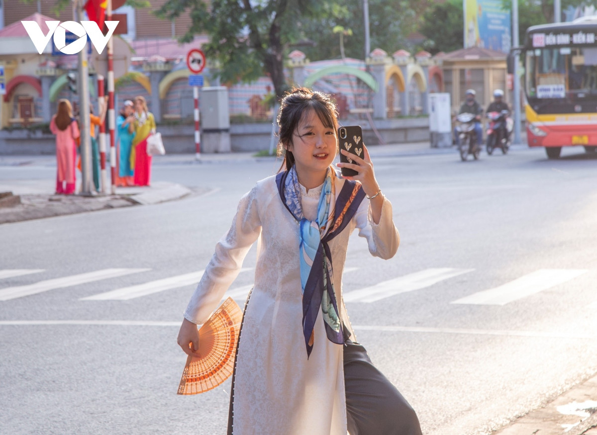 Nhiều bạn trẻ tự chụp ảnh để ghi lại được những khoảng khắc "bất ngờ"