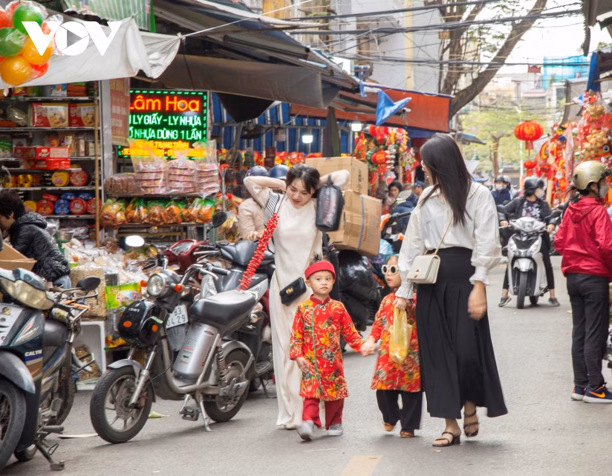 Khu vực tuyến đường Phan Bội Châu ở chợ Đổ (chợ Tam Bạc) nhộn nhịp hơn khi các hàng bán đồ trang trí tết được người dân và du khách tìm đến để chọn phụ kiện, chụp ảnh