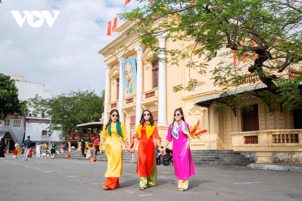 Khu vực sảnh trước Nhà hát thành phố Hải Phòng đông như "trẩy hội"