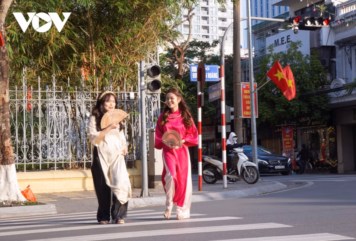 Tranh thủ thời tiết đẹp sau một tuần mưa, chị Bùi Thùy Dương (áo trắng) và Phạm Thu Trang, TP Hải Phòng đã lên lịch chụp bộ ảnh Tết ở các địa điểm nổi tiếng trong thành phố